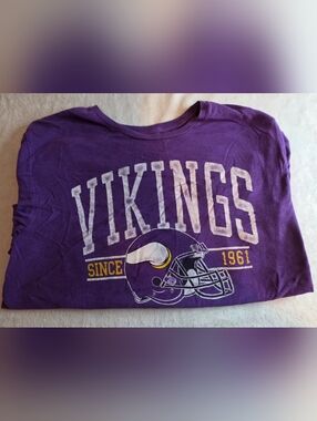 Minnesota Vikings Women’s Purple Graphic T-Shirt Size Large NFL Football Tee